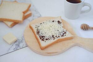 Frühstück mit Kaffee, Käse und Brot auf Weiß Marmor Tisch. foto