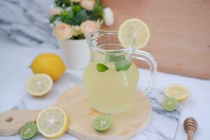 Limonade mit frisch Zitrone und Minze Blätter auf ein Weiß Hintergrund foto