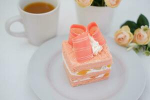 Stück von Kuchen und Tasse von Tee auf Weiß Hintergrund, Lager Foto