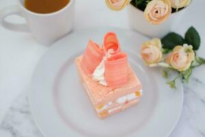 Stück von Kuchen und Tasse von Tee auf Weiß Hintergrund, Lager Foto