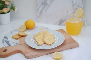 knusprig Cracker und Zitrone Saft auf ein Weiß Hintergrund. foto