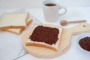 Sandwich mit Schokolade und Kaffee auf ein hölzern Planke, Lager Foto