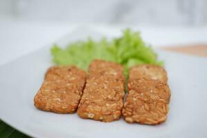 tempe goreng gebraten Tempeh indonesisch Vegetarier Essen foto