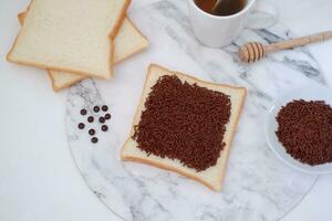 Sandwich mit Schokolade und Kaffee auf ein hölzern Planke, Lager Foto