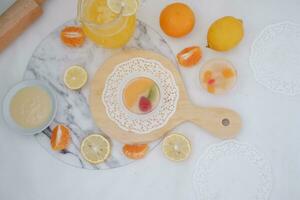 Obst Gelee mit Orange Saft, Zitrone und Kiwi auf das Tabelle foto