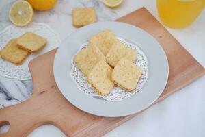 knusprig Cracker und Zitrone Saft auf ein Weiß Hintergrund. foto