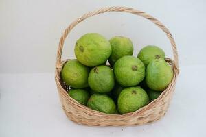 Guave Obst im Korb auf Weiß Hintergrund foto