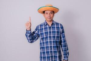 asiatisch Farmer tragen gestreift Hemd foto