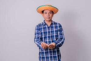 asiatisch Farmer tragen gestreift Hemd foto