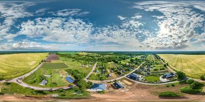 Antenne voll nahtlos kugelförmig hdri 360 Panorama Aussicht über Grün Öko Dorf mit Privat Entwicklung Sektor mit Land Häuser und Scheunen im gleichwinklig Projektion. foto