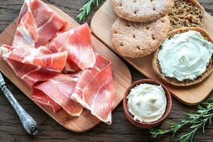 Scheiben von Jamon und Sandwich mit Sahne Käse foto