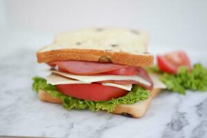 Sandwich mit Schinken, Käse, Tomate und Salat Hintergrund foto