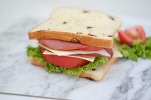 Sandwich mit Schinken, Käse, Tomate und Salat Hintergrund foto