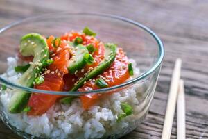 Weiß Reis mit Lachs und Avocado foto