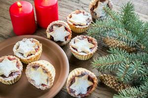 Hackfleisch Kuchen mit Weihnachten Baum Ast foto