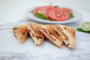 Sandwiches mit Schinken, Käse und Rosinen Hintergrund foto