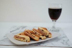 Sandwiches mit Schinken, Käse und Rosinen Hintergrund foto