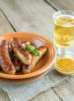 Grillwürste mit einem Glas Bier foto