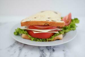 Sandwich mit Schinken, Käse, Tomate und Salat Hintergrund foto