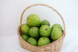 Guave Obst im Korb auf Weiß Hintergrund foto