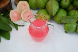 frisch Guave Saft im ein Glas und frisch Guave Frucht. foto