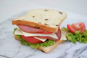 Sandwich mit Schinken, Käse, Tomate und Salat Hintergrund foto