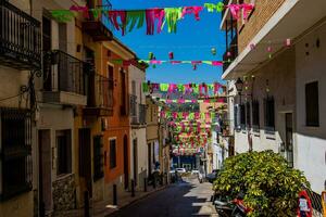 eng Straßen von das alt Stadt, Dorf im Calpe Spanien auf ein Sommer- heiß Urlaub Tag foto