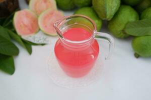 frisch Guave Saft im ein Glas und frisch Guave Frucht. foto