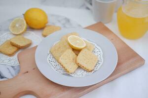 knusprig Cracker und Zitrone Saft auf ein Weiß Hintergrund. foto