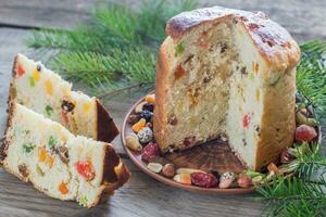 Panettone mit getrocknet Früchte foto