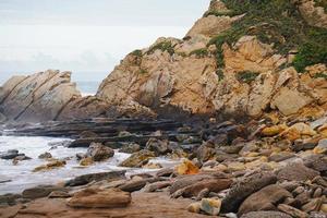 Felsen im Meer an der Küste foto