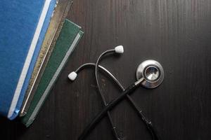 Stethoskop auf Schreibtisch mit Büchern foto