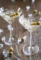 zwei Oliven-Martini-Cocktails foto