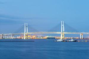 Yokohama Bay Bridge in Japan in der Abenddämmerung foto