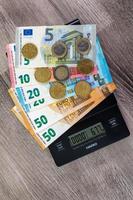 Euro-Geld verschiedener Stückelungen auf einer Skala foto