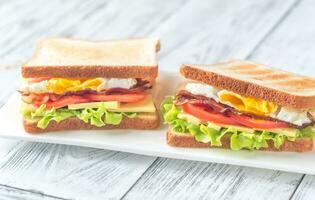 Sandwiches mit Spiegelei und Speck foto