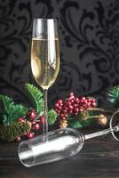 Gase von Champagner mit Weihnachten Baum foto