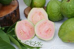 frisch Guave Obst mit Grün Blätter auf Weiß Hintergrund, Thailand. foto