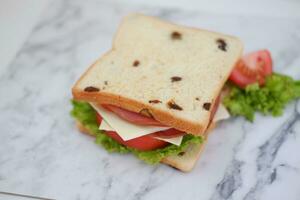 Sandwich mit Schinken, Käse, Tomate und Salat Hintergrund foto