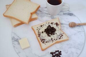 Frühstück mit Kaffee und Toast auf Weiß Marmor Tisch, Lager Foto