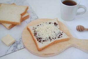 Frühstück mit Kaffee, Käse und Brot auf Weiß Marmor Tisch. foto