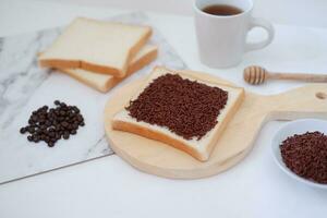 Sandwich mit Schokolade und Kaffee auf ein hölzern Planke, Lager Foto