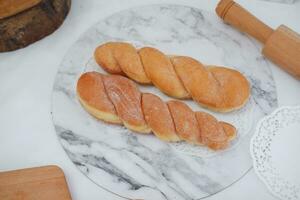 frisch gebacken Croissants auf ein Marmor Tafel mit hölzern rollen Stift foto