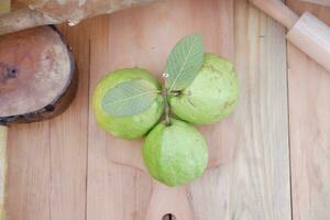 Guave Obst auf Holz Hintergrund foto
