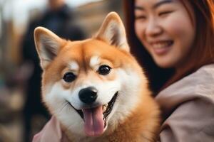 Porträt von Menschen umarmen Shiba inu Hund Haustier Konzept foto