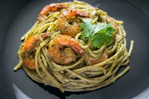 Pasta mit Garnelen und Pesto Soße foto