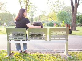 Porträt jung Frau Mädchen asiatisch mollig süß schön lange schwarz Haar einer Person tragen schwarz Hemd Stehen Rucksack bereiten zu Reise im Garten Park draussen Abend Sonnenlicht frisch glücklich entspannen Sommer- foto