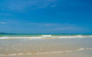 blick auf die sommerlandschaft suan son beach hat einen sauberen weißen sandstrand, der sich entlang des küstengolfs thailands ostland und klaren himmel erstreckt, geeignet zum entspannen, urlaub in thailand rayong foto