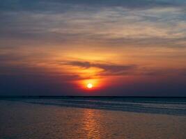 landschaft aussicht panorama sommer meer wind wellen kühl urlaub ruhig küste sonnenuntergang himmel licht orange golden abend tag blick ruhig natur tropisch schön meer wasser reisen bangsaen strand thailand foto