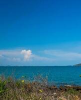 landschaft sommer panoramaansicht front natur gesehen entlang der berge felsen küste und meer ozean, blick blauer himmel, horizont wind kühle brise, angenehm während des reisetages, entspannen, rayong, thailand foto